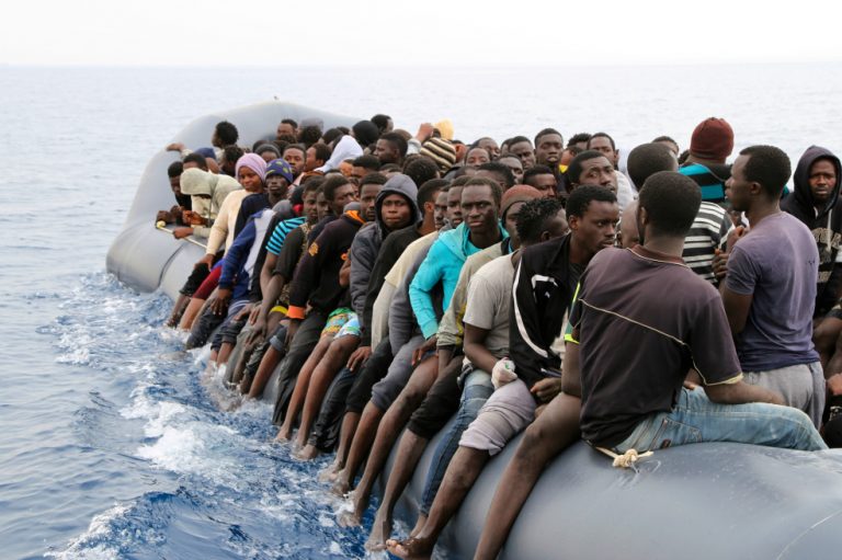 Polémica campaña publicitaria de "Benetton" usó foto de inmigrantes
