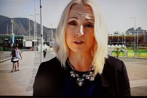 Video viral: Periodista sufre con mosquitos en transmisión en vivo