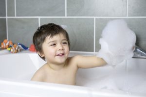 Bañarse solos: ¿Cuál es la edad ideal para que tus hijos lo hagan?