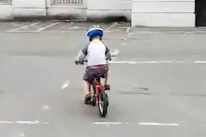 Mientras un niño andaba en bicicleta un fantasma aparece ¡El video se hizo viral!