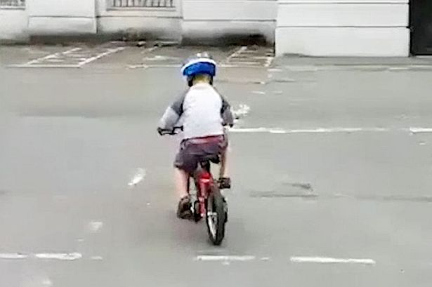 Mientras un niño andaba en bicicleta un fantasma aparece ¡El video se hizo viral!