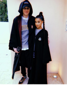 ¡Mira el costoso anillo de compromiso de Ariana Grande!