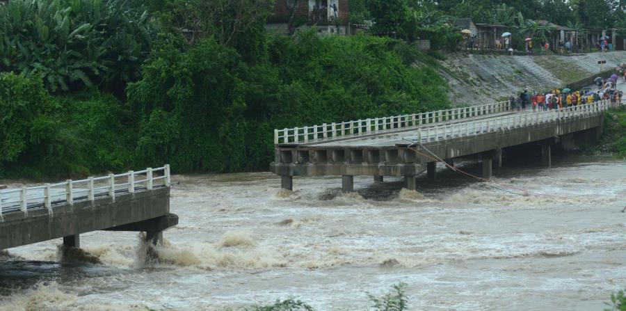 ¡Milagro! Dos personas se salvan por centímetros de caer de un puente que se derrumbó