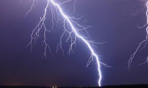 Cae rayo en medio de un partido de fútbol en Viña del Mar