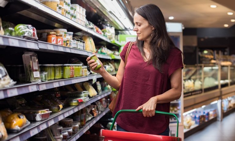 Gasto promedio mensual en Chile supera el millón de pesos ¿En qué ocupamos el dinero?