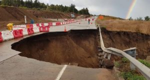 Gran socavón se produjo en carretera de la Región de Valparaíso