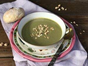 No dudes en preparar esta rica sopa de espinacas, brócoli y cajú