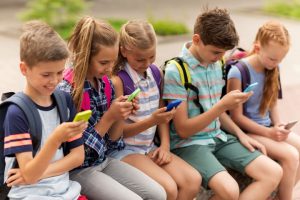 Francia será el primer país en prohibir el uso de celulares en los colegios