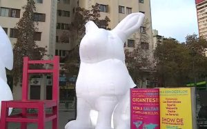 Descubre el motivo por el cual tres conejos gigantes se tomaron Plaza Baquedano