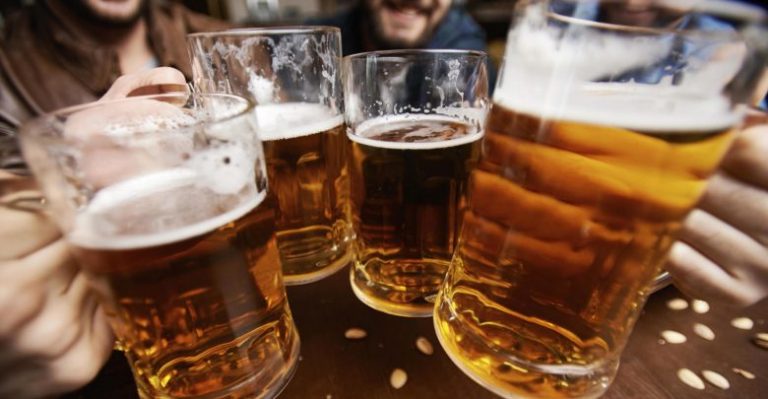 Tomar cerveza o vino después del trabajo es el secreto para la eterna juventud