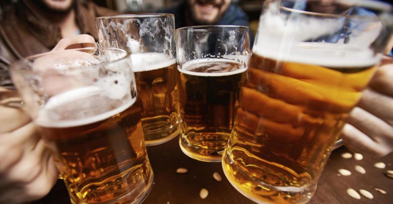 Tomar cerveza o vino después del trabajo es el secreto para la eterna juventud
