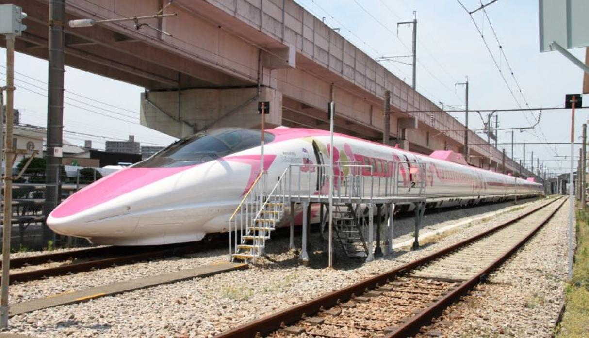 Así es el tren bala inspirado en Hello Kitty que circula en Japón