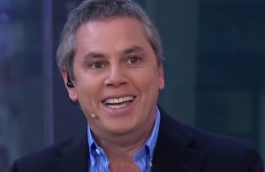 Coqueto gesto de José Miguel Viñuela con uno de sus compañeros se roba las miradas en foto de "Mucho Gusto"