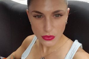 Así respondió Wilma González a usuaria que le pidió pensar en su hijo al subir osada foto