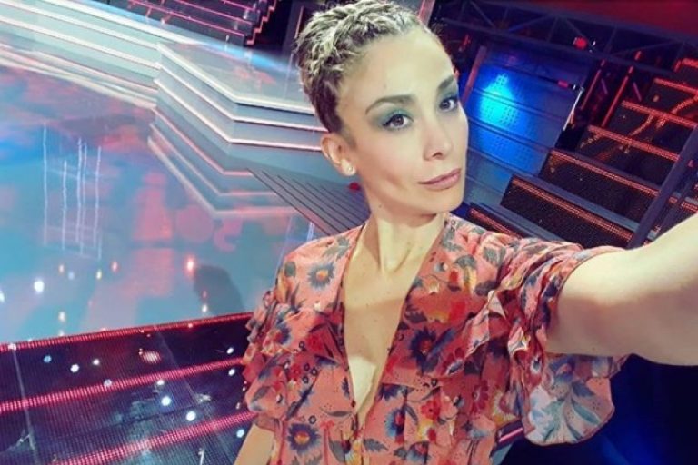 Elogios recibió Yamna Lobos por lucir tendencia "Total Look"