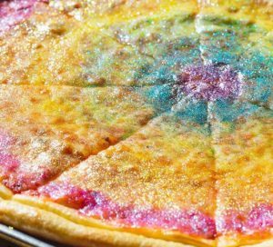 ¡Curioso invento! Así es la primera pizza con purpurina del mundo