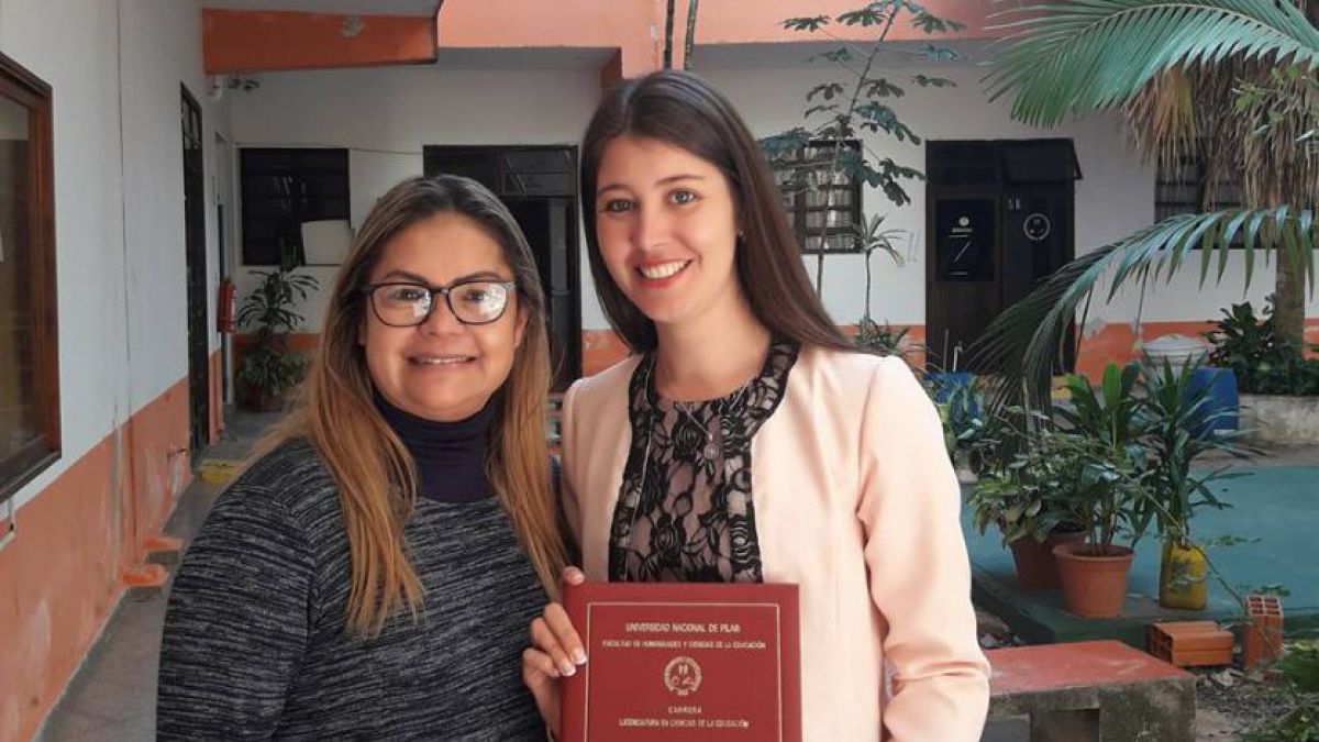 Joven se tituló y fue inmediatamente a mostrarle el logro a su papa ¡El tierno momento se hizo viral!