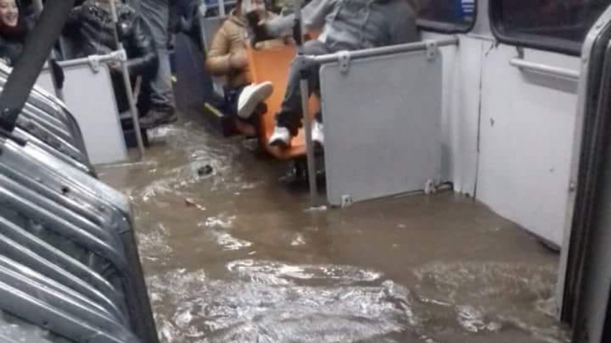 Muestran cómo se inundó bus del Transantiago tras intensas lluvias