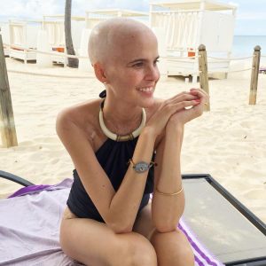 Usuarios de redes sociales arremeten contra Javiera Suárez tras pedir "rezos y buenos deseos"