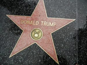 Destruyen con una picota la estrella de Donald Trump en el Paseo de la Fama de Hollywood