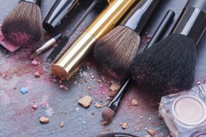 El por qué no debes soplar el exceso de maquillaje de tus brochas