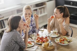 ¡Arma el panorama! Mujeres que salen dos veces por semana con sus amigas tienen mejor salud