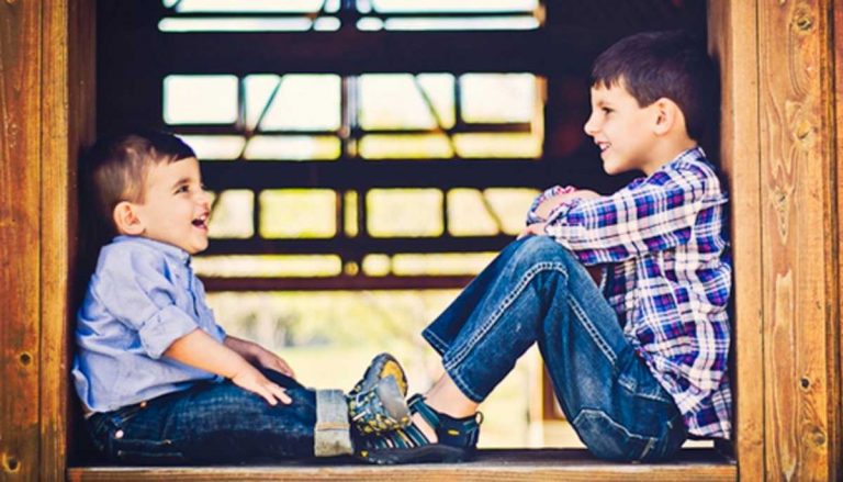 Estudio revela que hermanos mayores serían más ricos y exitosos