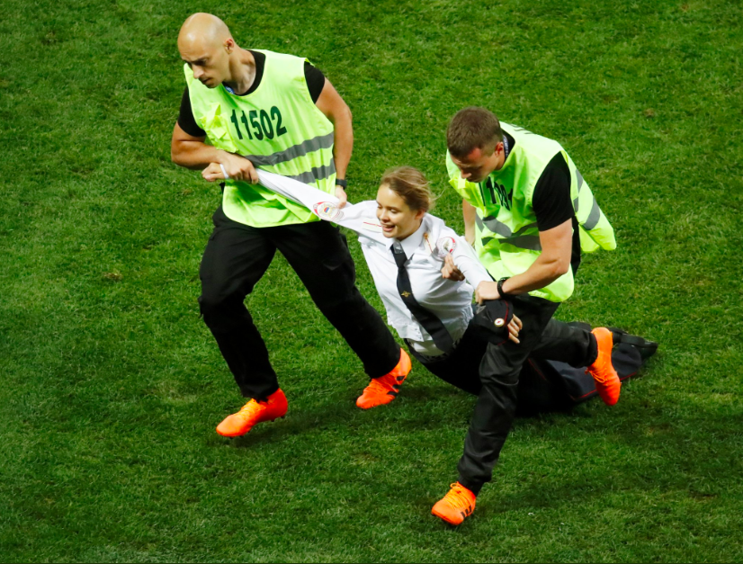 ¿Quiénes interrumpieron el partido ingresando a la cancha en la final de Rusia?