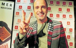 Stefan Kramer adelanta su nuevo espectáculo imitando a Luis Miguel