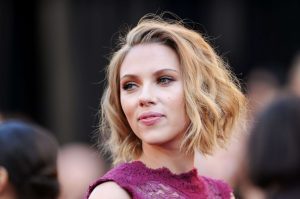 Scarlett Johansson renunció a papel de transexual tras críticas