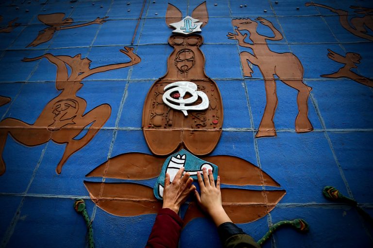 ¡Una gran iniciativa! Inauguran en Santiago el primer circuito de murales para ciegos