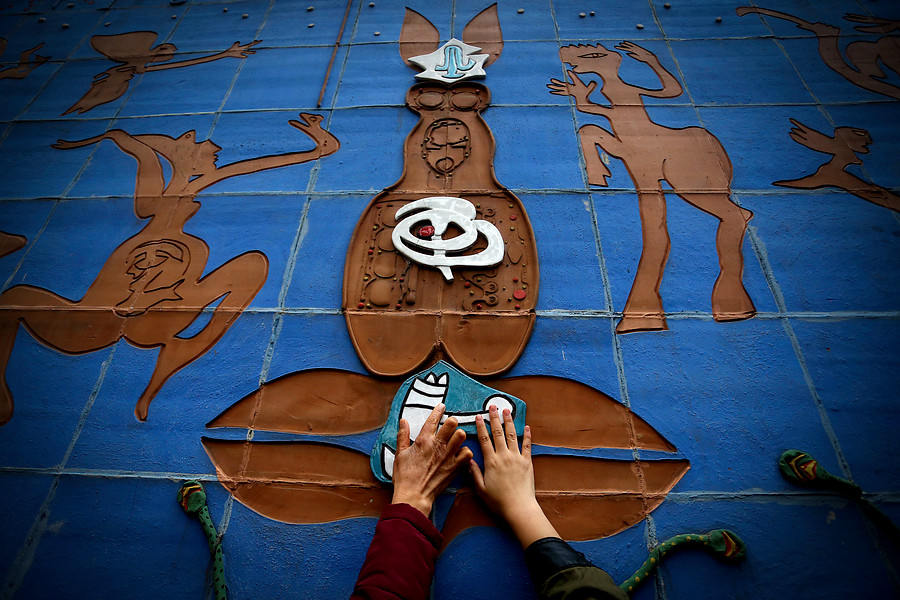 ¡Una gran iniciativa! Inauguran en Santiago el primer circuito de murales para ciegos