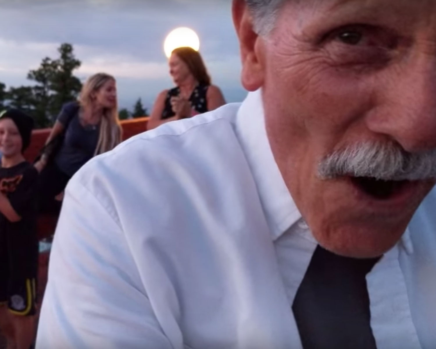 ¡Se hizo viral Abuelo tenía que grabar la pedida de matrimonio de su nieto, pero le resultó otra cosa