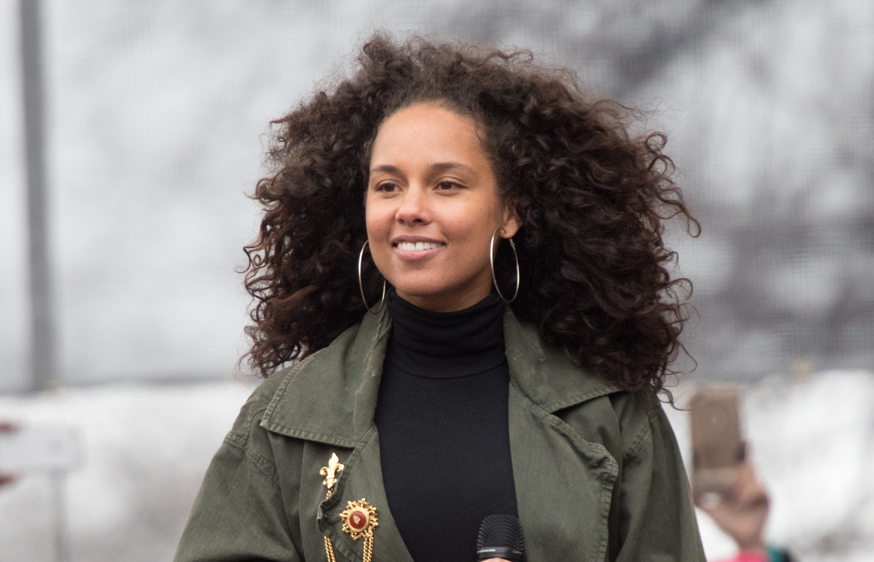 El cambio de look que favorece a Alicia Keys impacta en redes sociales