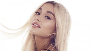 Con un artístico topless Ariana Grande presenta su nueva canción
