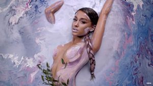 Ariana Grande estrena videoclip empoderado de feminidad