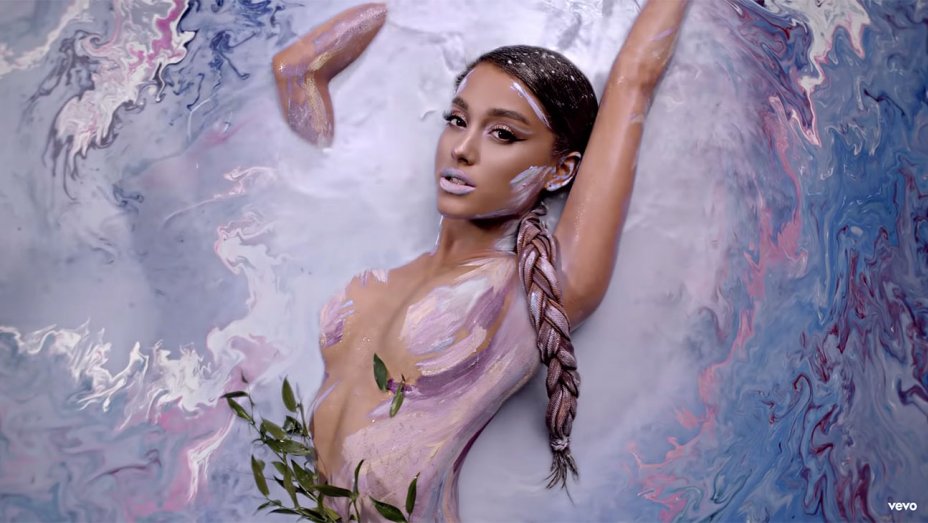 Ariana Grande estrena videoclip empoderado de feminidad