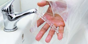 Emprendedores chilenos crearon bolsas plásticas que se disuelven en agua