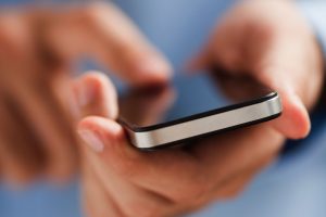 Estudio revela cuánto podría durar el Covid en superficies como el celular