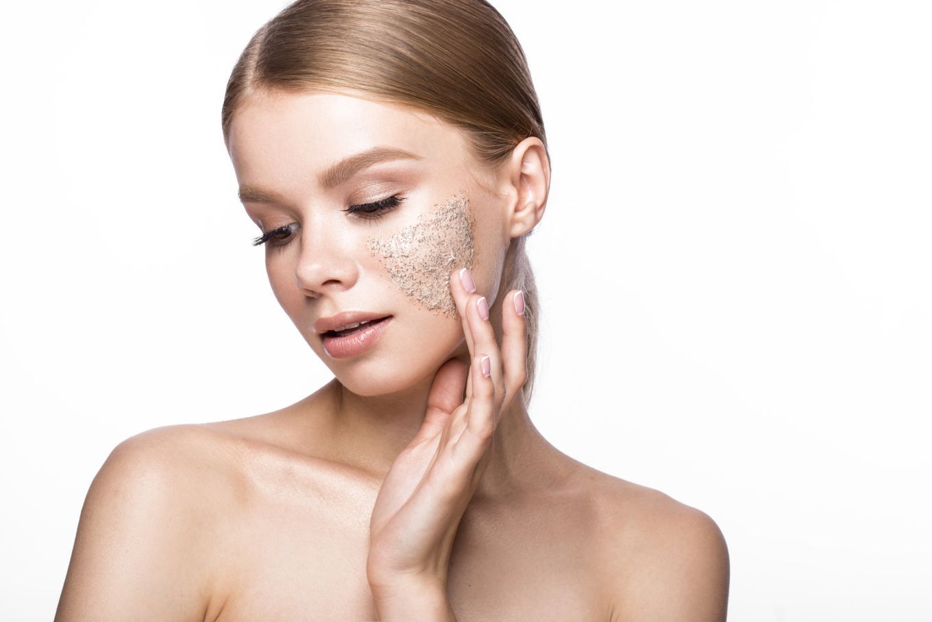 ¿Por qué debemos exfoliar nuestro rostro? Conoce los beneficios de esta práctica