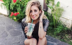 Daniela Castro sorprendió a sus seguidores con un osado traje de baño