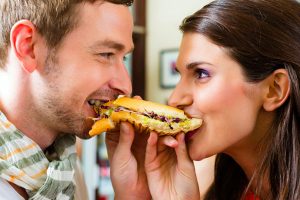 ¿Los hombres comen más que las mujeres? Los hábitos alimenticios entre ambos sexos