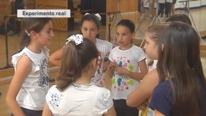 Niña defiende a una amiga que tiene dos padres ¡El video se hizo viral!