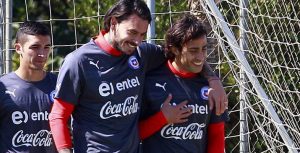 Jorge Valdivia y Mauricio Pinilla se lucen bailando axé en vivo