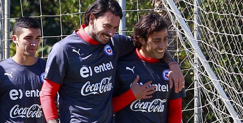 Jorge Valdivia y Mauricio Pinilla se lucen bailando axé en vivo