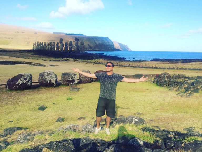 Kino regala viaja a Rapa Nui con Pancho Saavedra como guía turístico