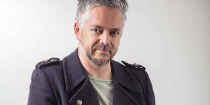 Usuarios de Twitter recuerdan ofensivos mensajes de Jorge Baradit hacia las mujeres