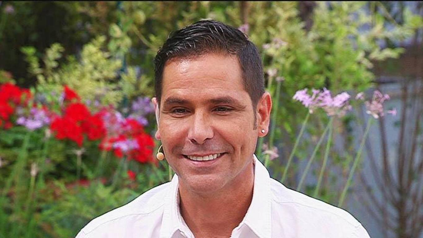 ¿Se confundió de personaje? Juan Falcón hace recordar teleserie Romané por su particular acento en Verdades Ocultas