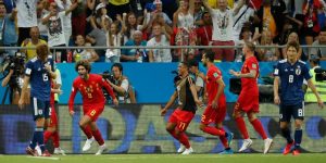 Hinchas japoneses apoyan a su selección con bandera gigante de los "Supercampeones"