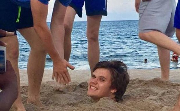 ¡Cuidado! Joven fue enterrado en la arena por sus amigos y contrajo una extraña infección